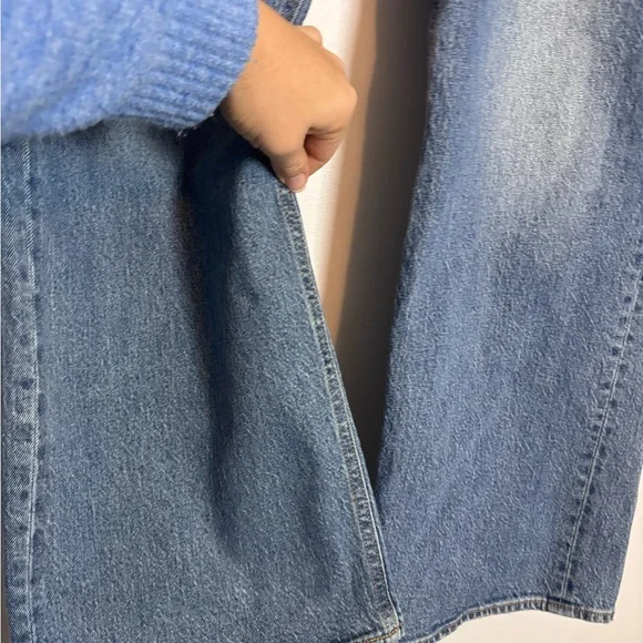 Old Navy Extra High-Rise Sky-Hi Wide Leg Jeans w/ Secret Smooth Pockets - Picture 6 of 9